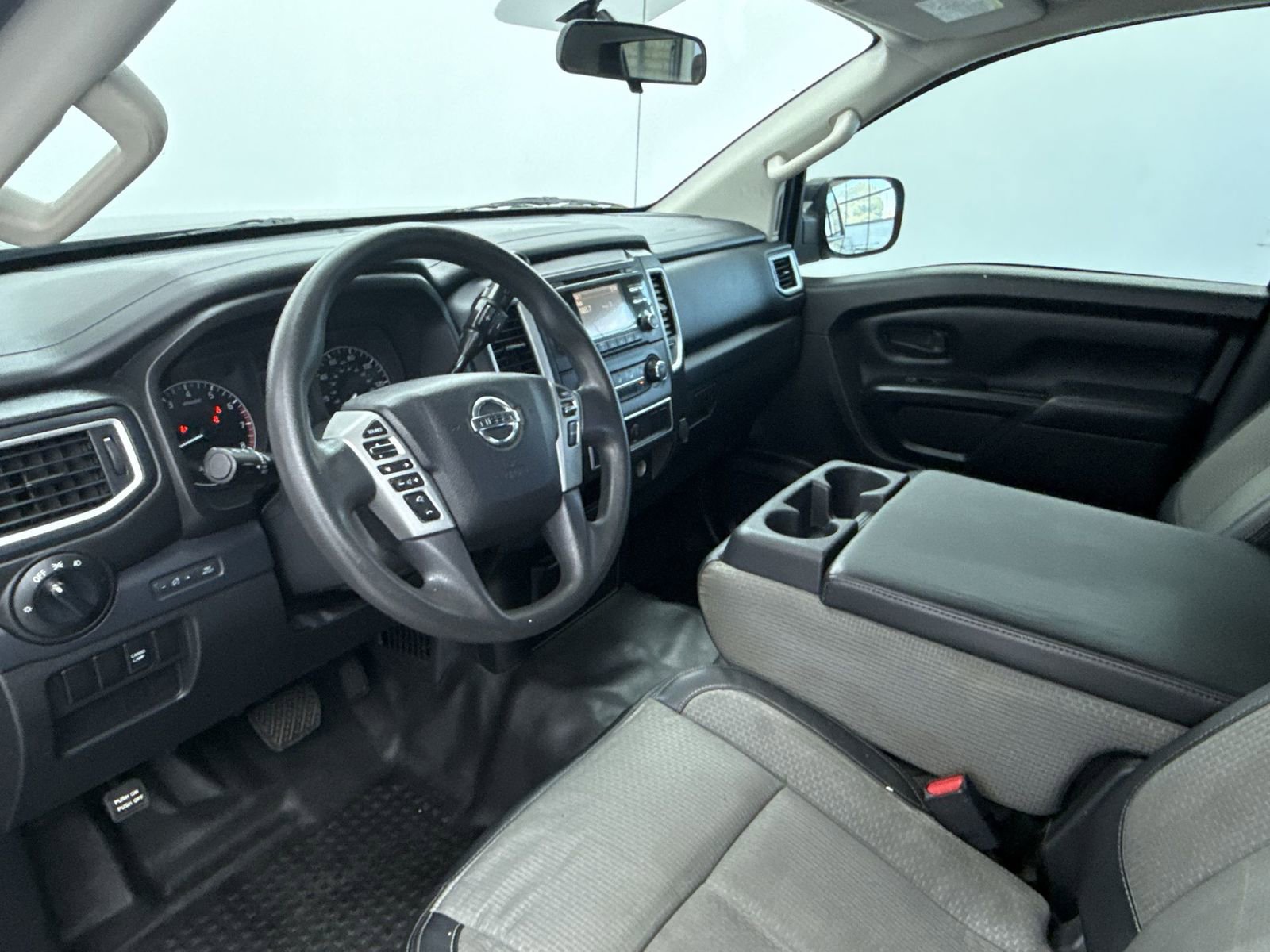 Used 2017 Nissan Titan S image 12