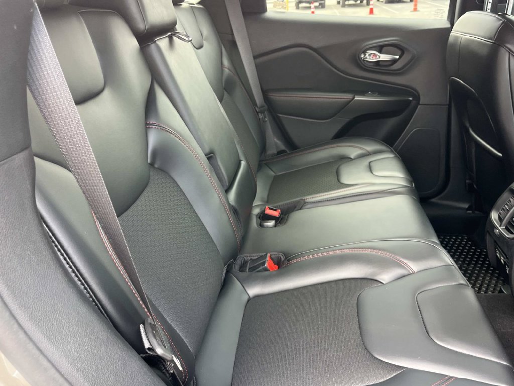 Used 2021 Jeep Cherokee Trailhawk AWD/4WD image 27