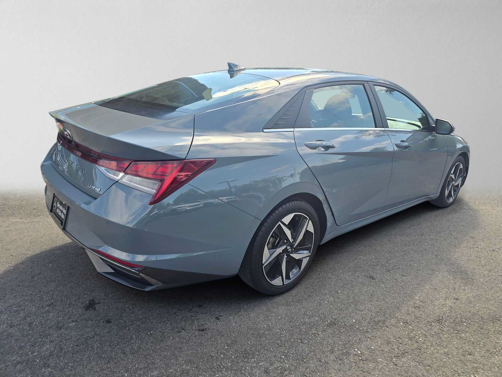 Used 2021 Hyundai Elantra Limited FWD image 3