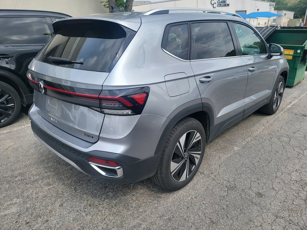 Used 2025 Volkswagen Taos SE AWD/4WD image 3