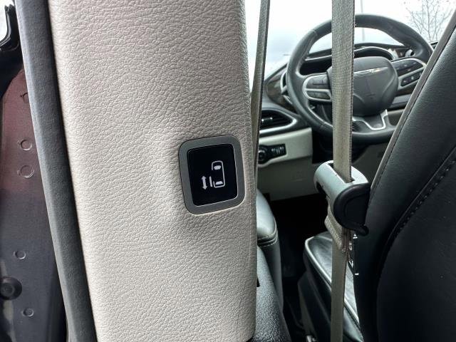Used 2023 Chrysler Pacifica Limited image 32