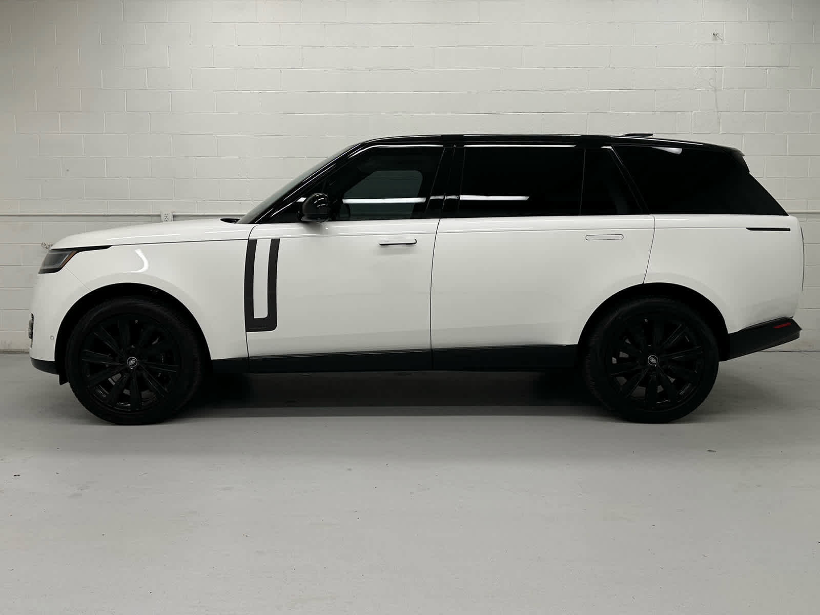Used 2024 Land Rover Range Rover Long Wheelbase Autobiography AWD/4WD image 3