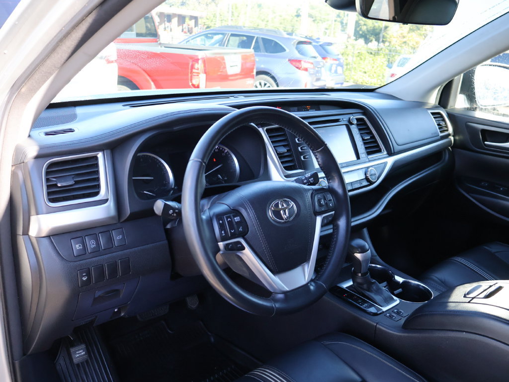 Used 2017 Toyota Highlander SE AWD/4WD image 17