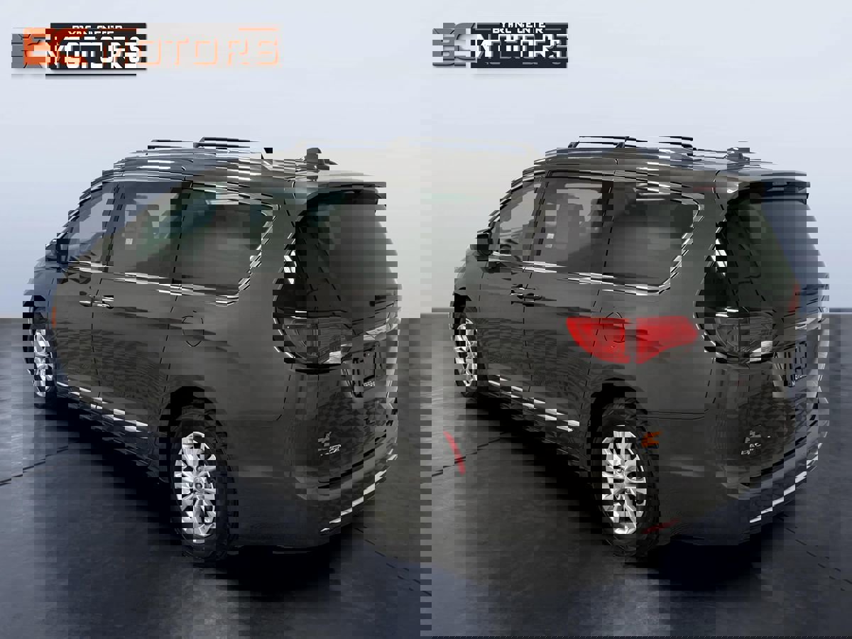 Used 2018 Chrysler Pacifica Touring-L image 4