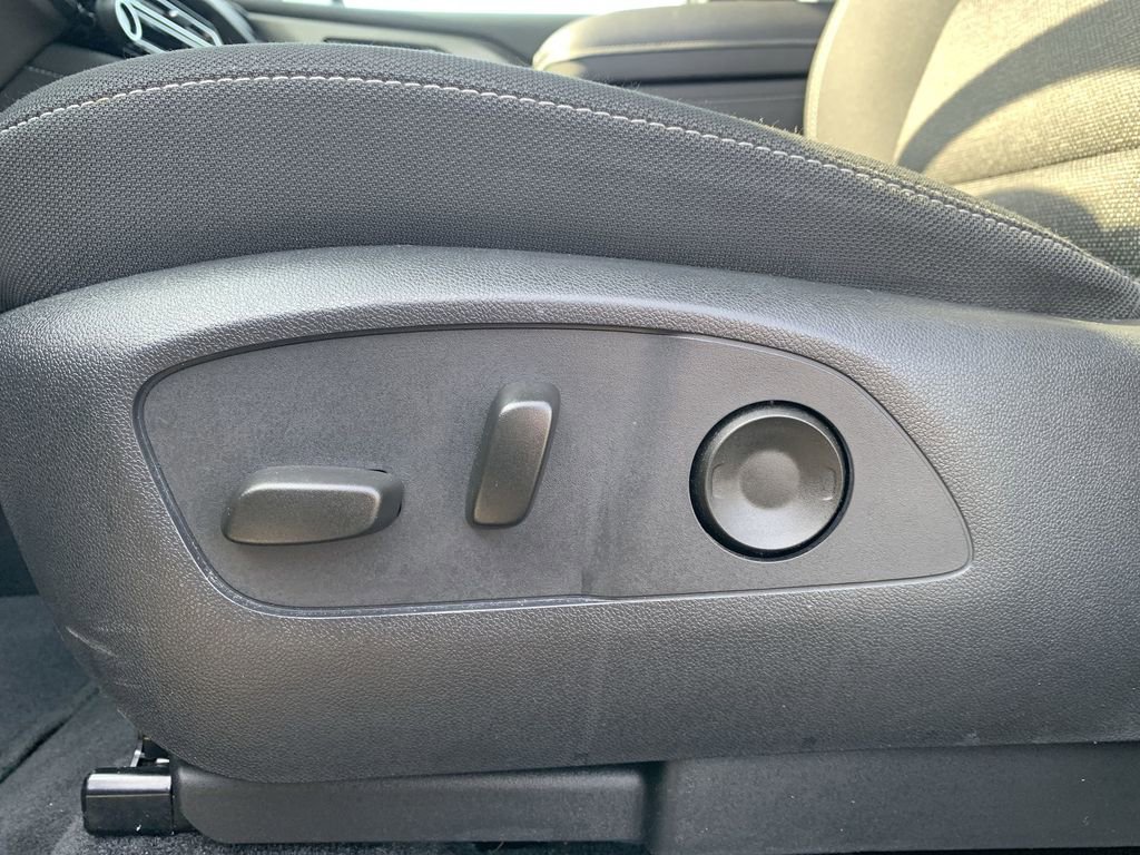 Used 2025 Chevrolet Traverse LT image 14