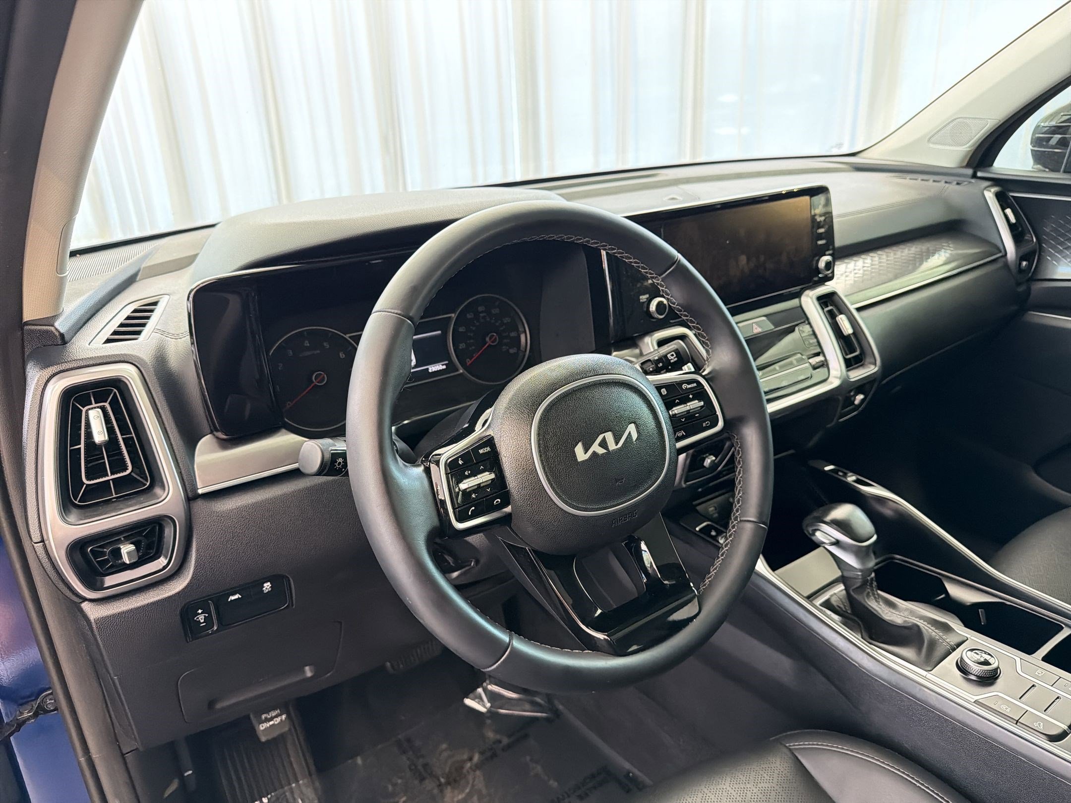Used 2023 Kia Sorento S w/ Panoramic Sunroof Package FWD image 4