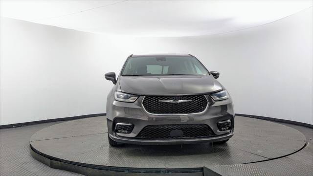 Used 2023 Chrysler Pacifica Touring-L FWD image 12
