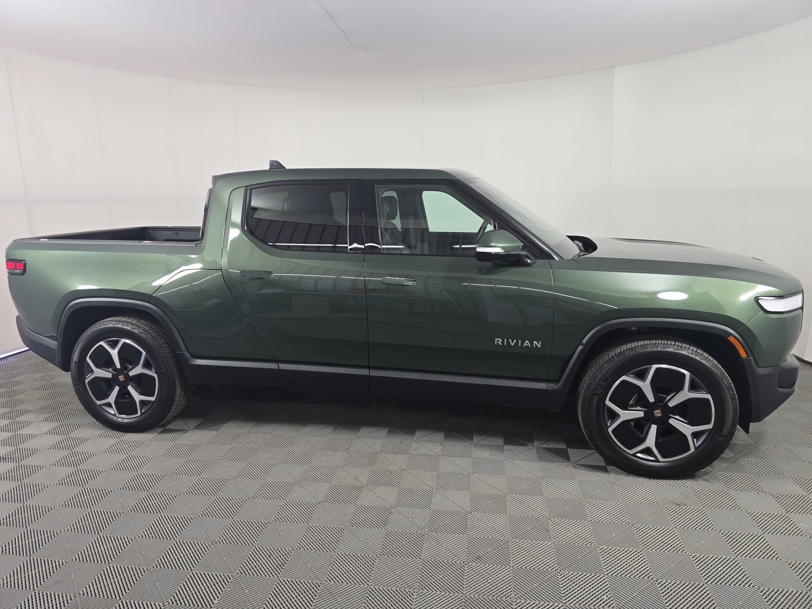 Used 2024 Rivian R1T Adventure Dual AWD/4WD image 6
