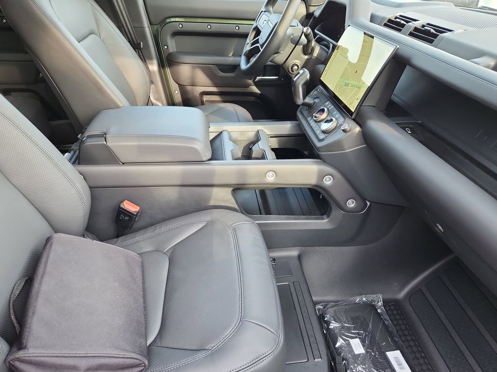 New 2026 Land Rover Defender 130 X-Dynamic SE image 3