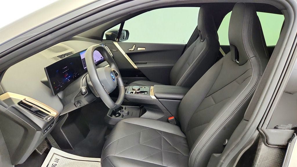 Used 2025 BMW iX xDrive50 w/ Premium Package AWD/4WD image 17