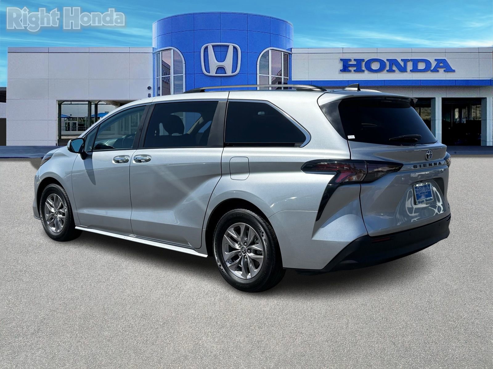 Used 2024 Toyota Sienna XLE FWD image 4