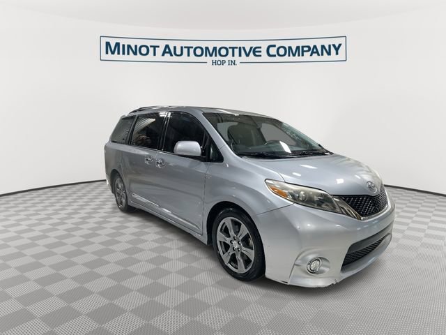 Used 2017 Toyota Sienna SE image 2