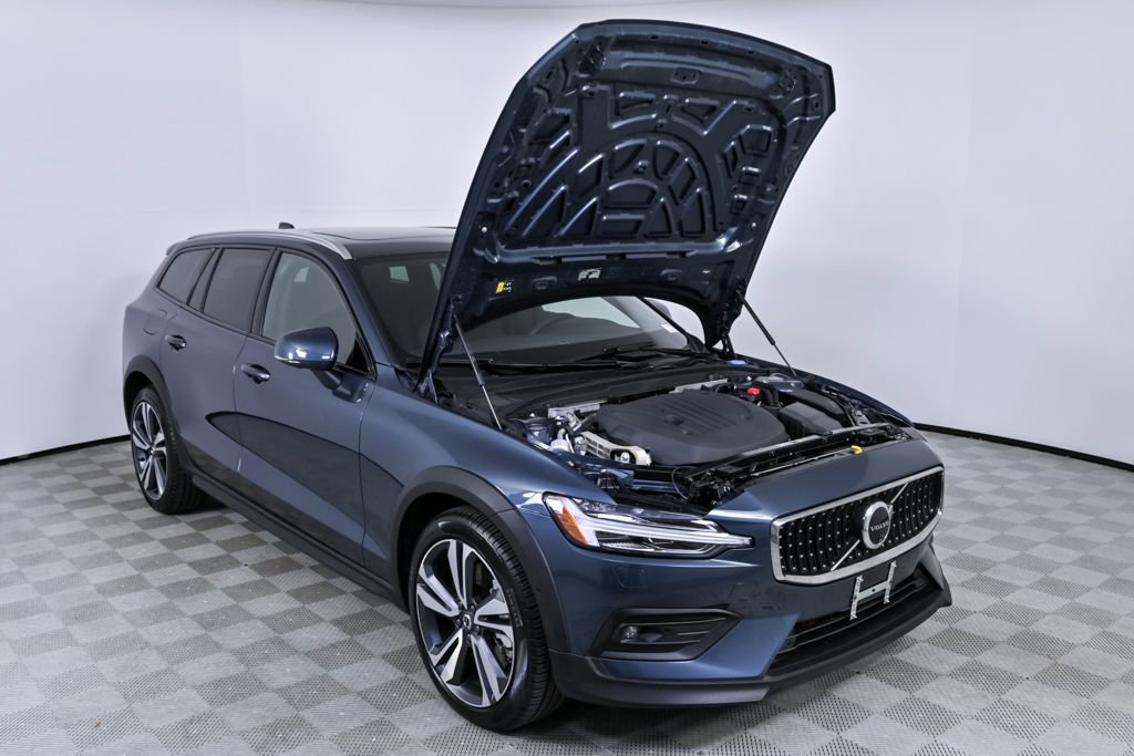 Used 2025 Volvo V60 B5 Cross Country Plus image 33