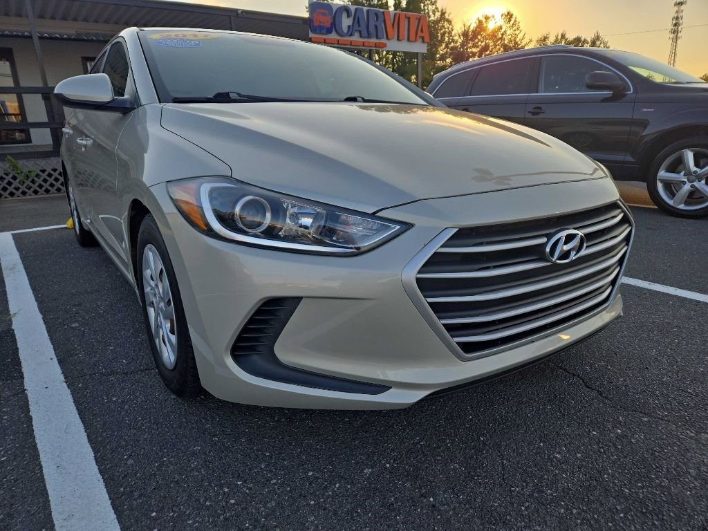 Used 2017 Hyundai Elantra SE image 2