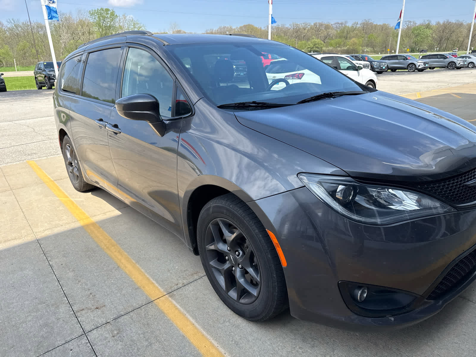 Used 2018 Chrysler Pacifica Touring-L w/ S Appearance Package image 3