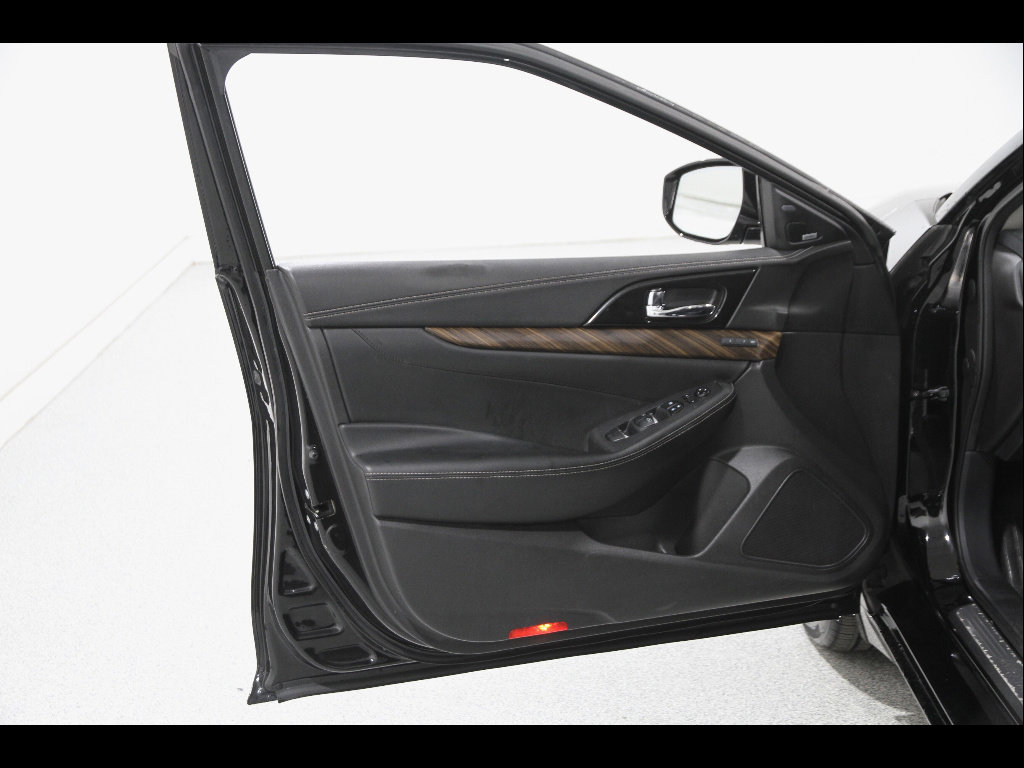Used 2017 Nissan Maxima Platinum FWD image 4