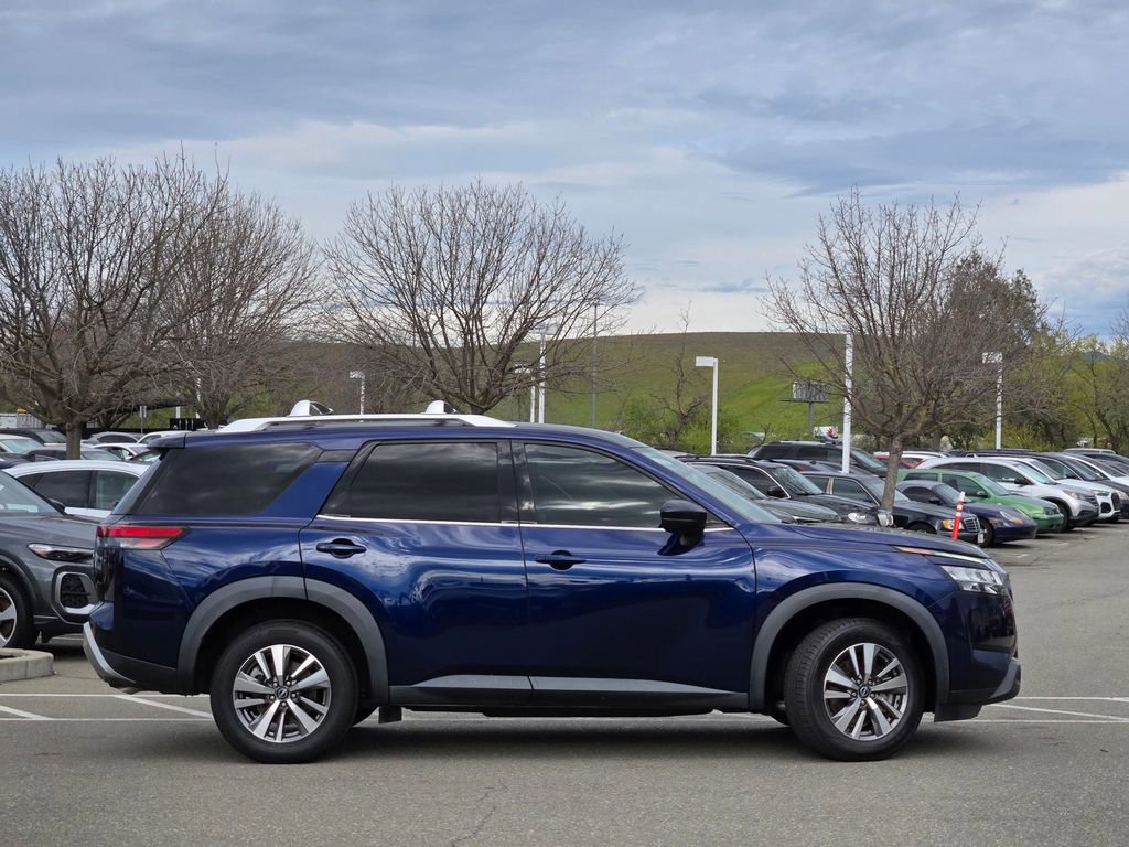 Used 2023 Nissan Pathfinder SL image 3