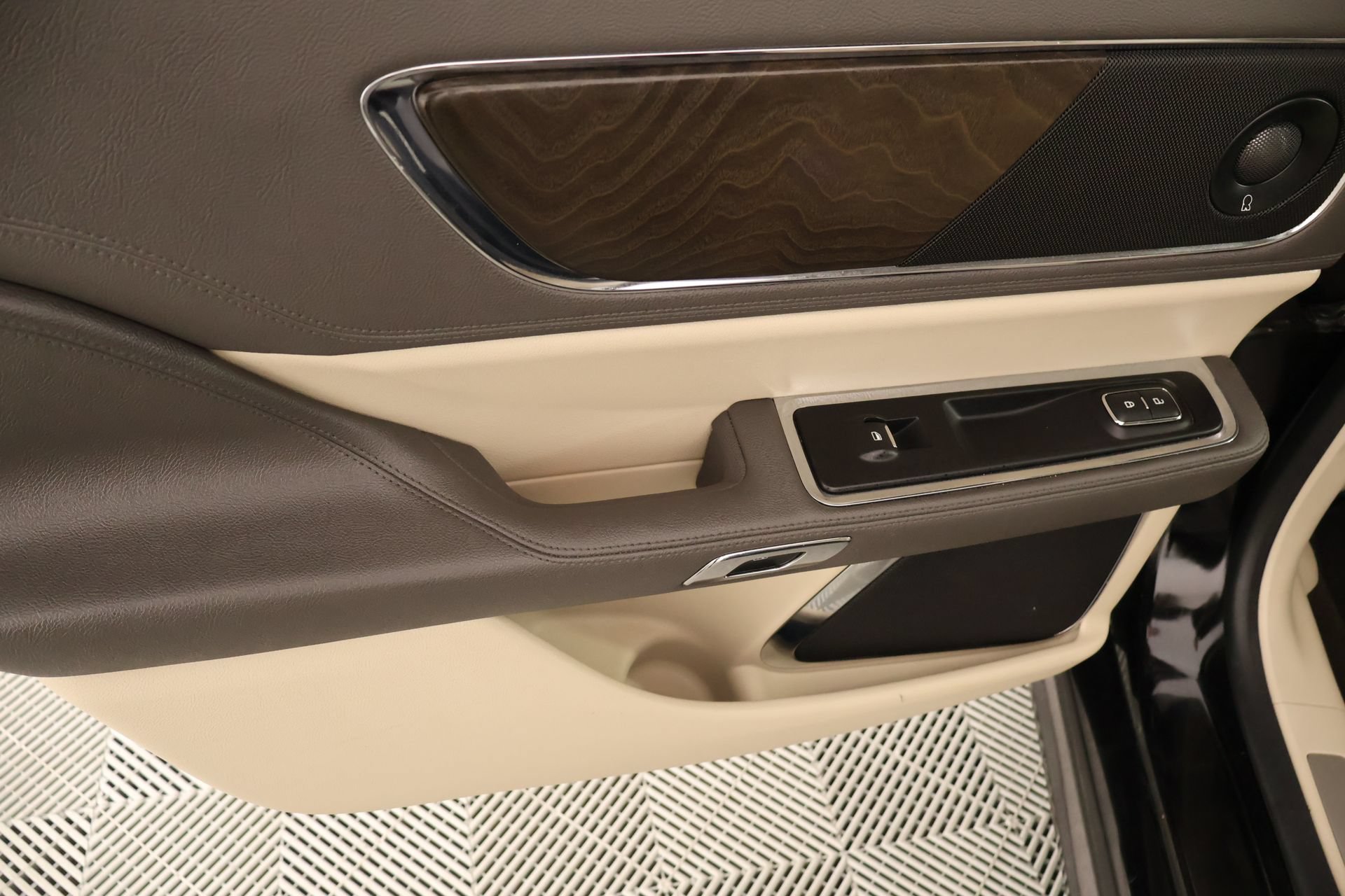 Used 2019 Lincoln Continental Reserve FWD image 17