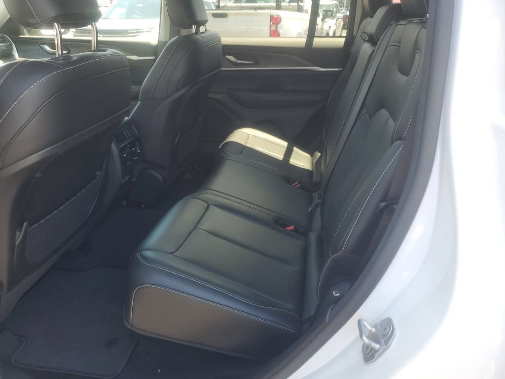 Used 2023 Jeep Grand Cherokee Limited AWD/4WD image 15