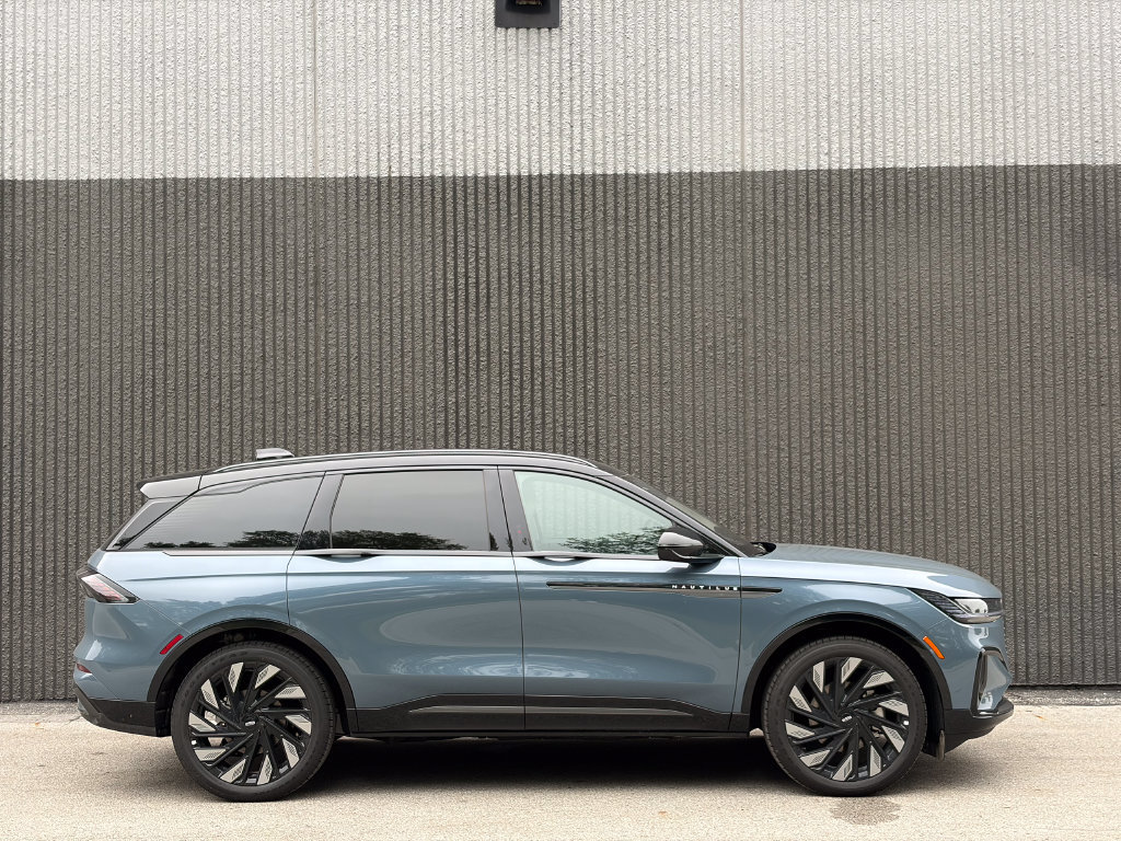 New 2026 Lincoln Nautilus Reserve w/ Jet Appearance Package AWD/4WD image 8