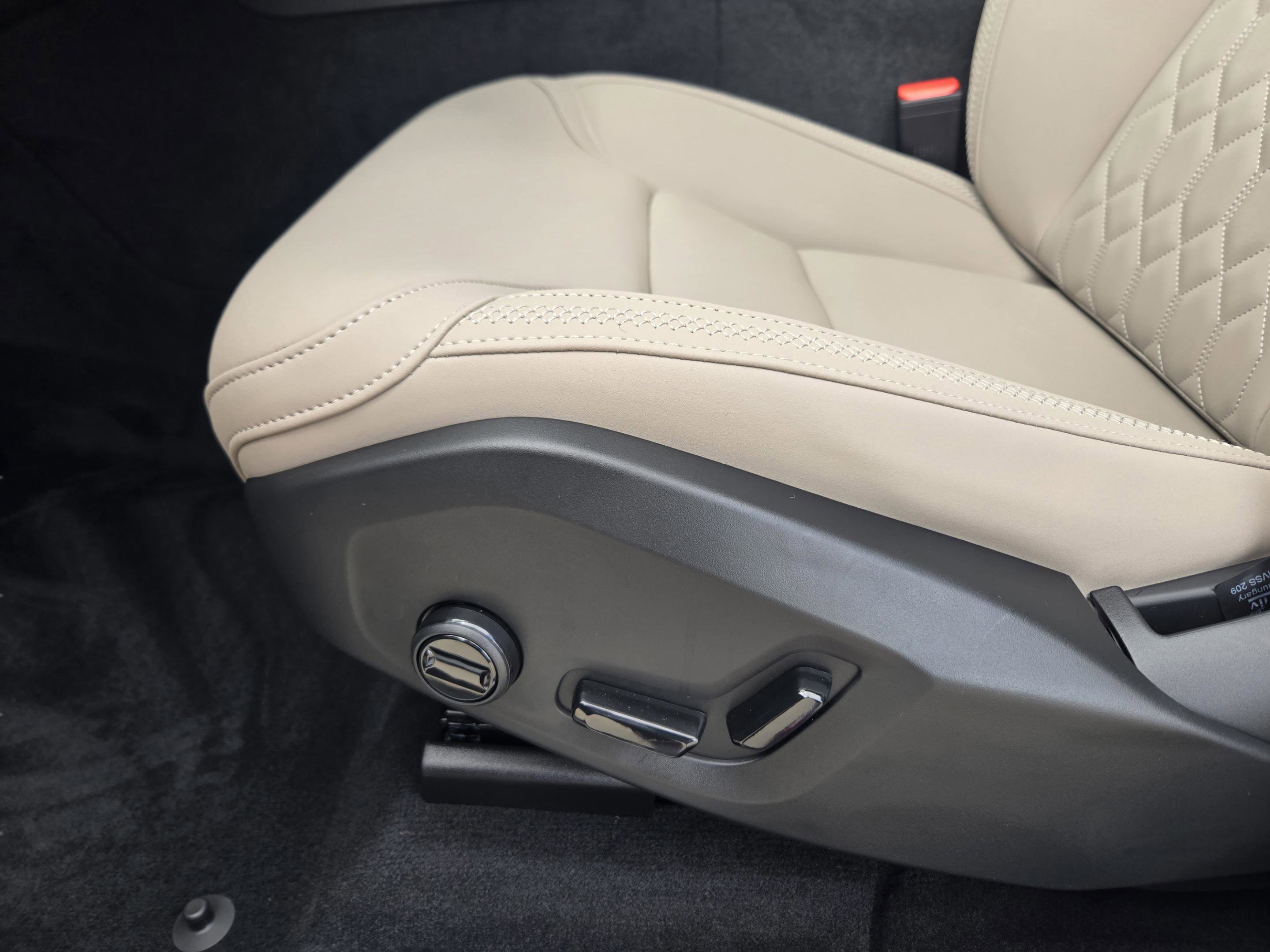 New 2026 Volvo XC60 B5 Plus w/ Protection Package Premier AWD/4WD image 20