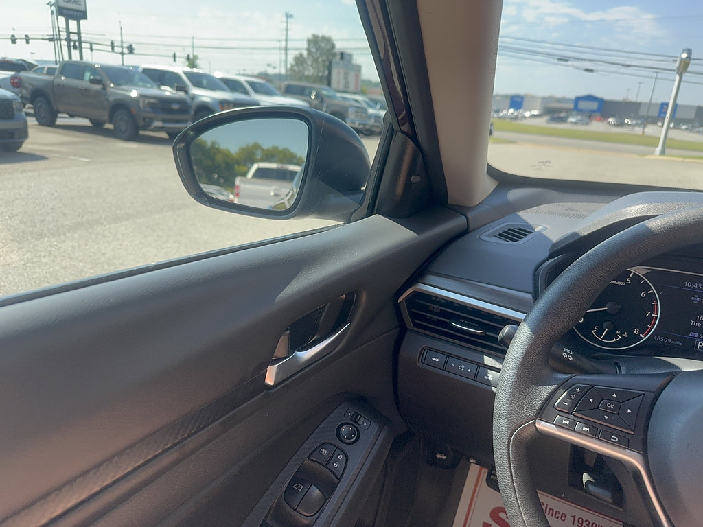 Used 2025 Nissan Altima 2.5 SV FWD image 9
