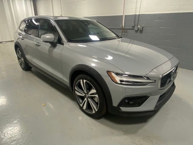 Certified 2025 Volvo V60 B5 Cross Country Plus image 4