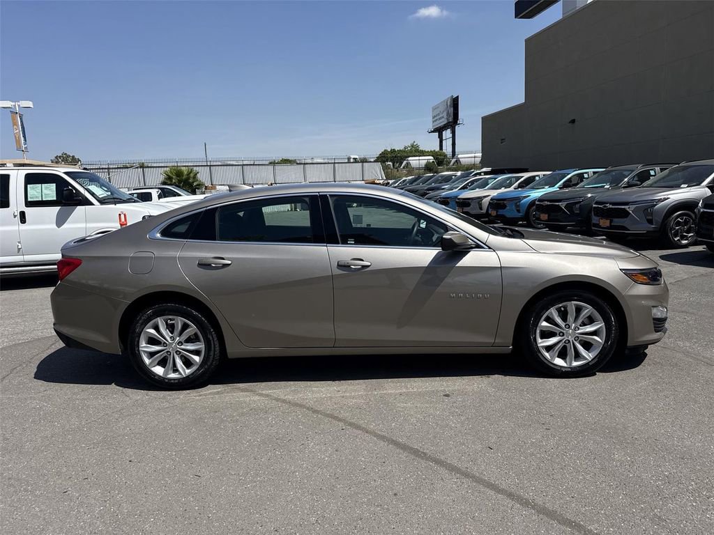 Used 2025 Chevrolet Malibu LT FWD image 2