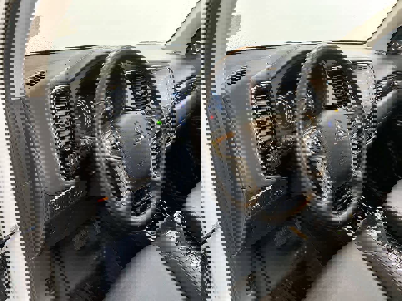 Used 2018 Mitsubishi Outlander GT image 2