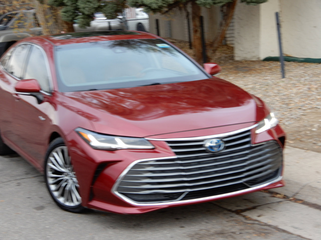 Used 2019 Toyota Avalon Limited image 2