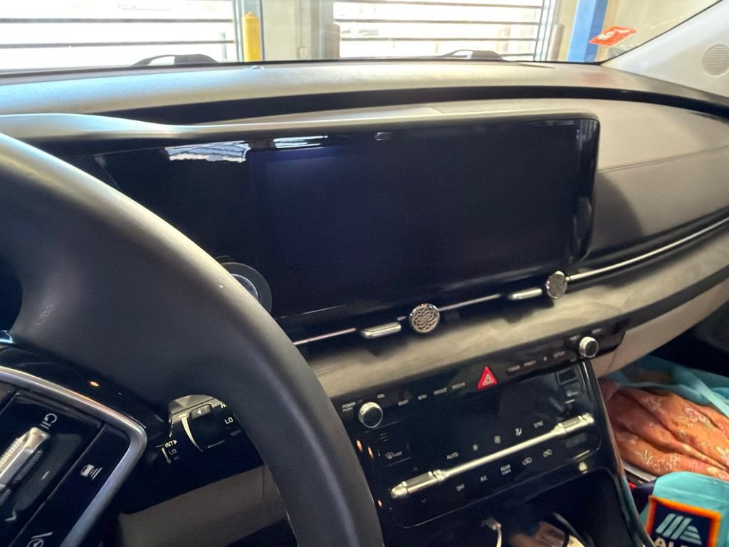 Used 2024 Kia Carnival EX FWD image 3