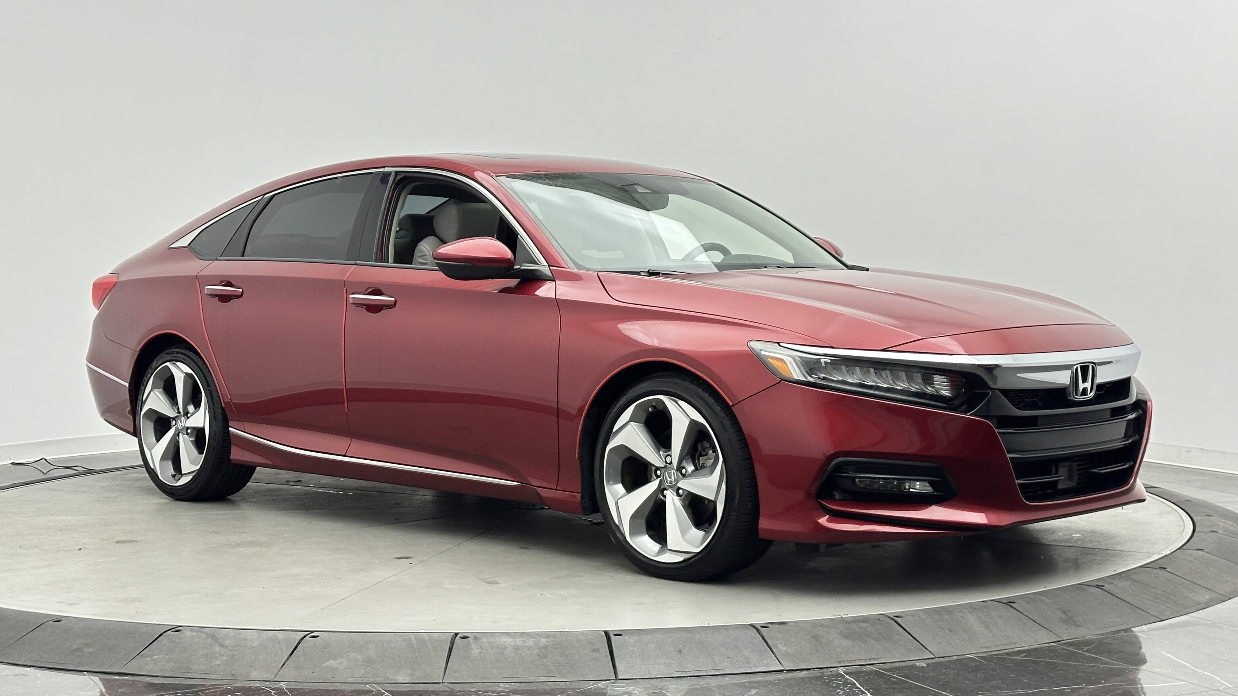 Used 2018 Honda Accord Touring image 3