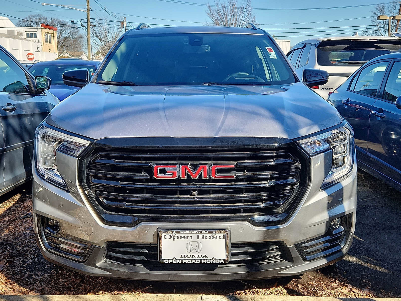 Used 2024 GMC Terrain SLT w/ Tech Package image 2