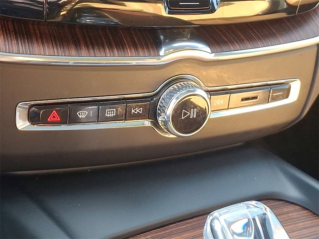 Used 2024 Volvo XC60 B5 Ultimate w/ Protection Package Premier image 15