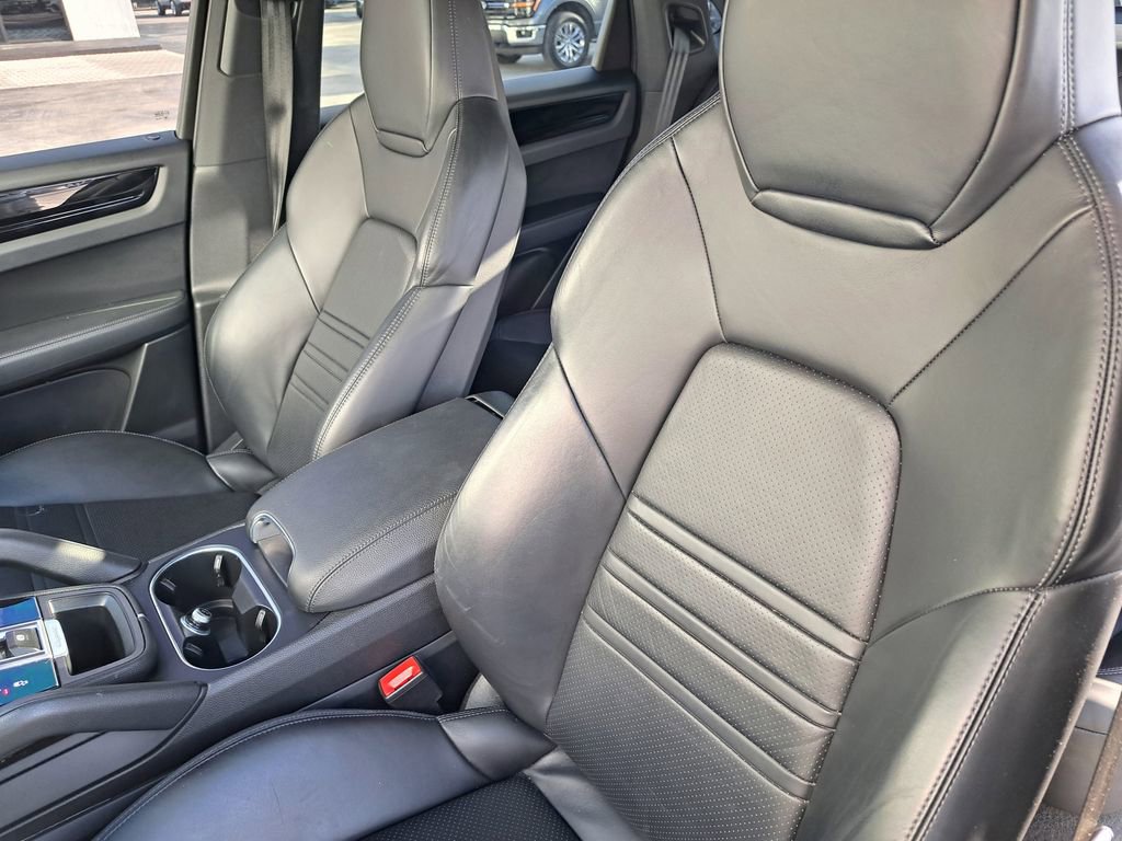 Used 2023 Porsche Cayenne Coupe image 17