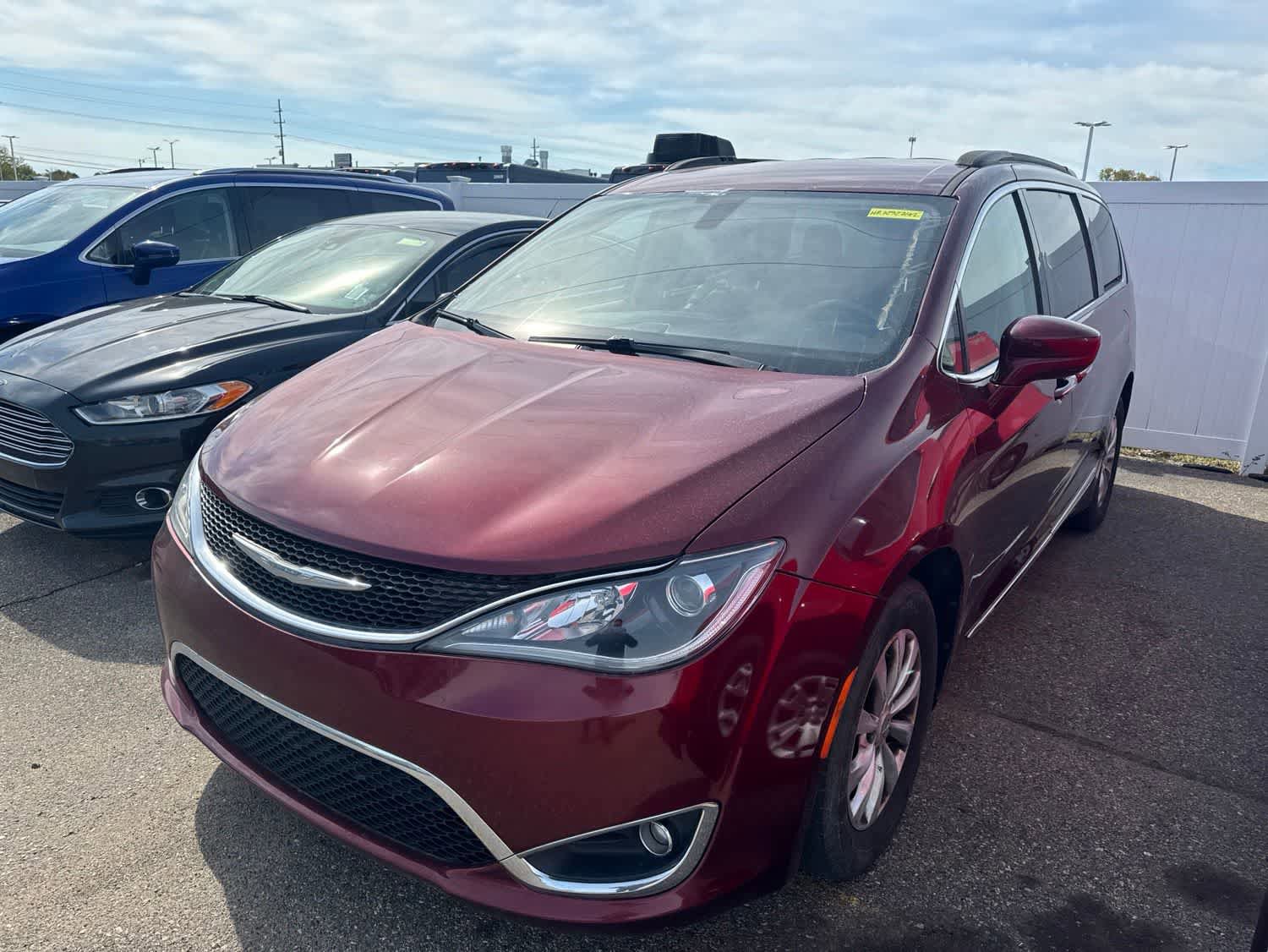 Used 2017 Chrysler Pacifica Touring-L FWD image 2