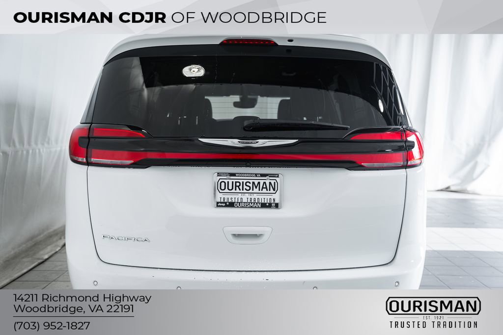 Used 2025 Chrysler Pacifica Select image 6