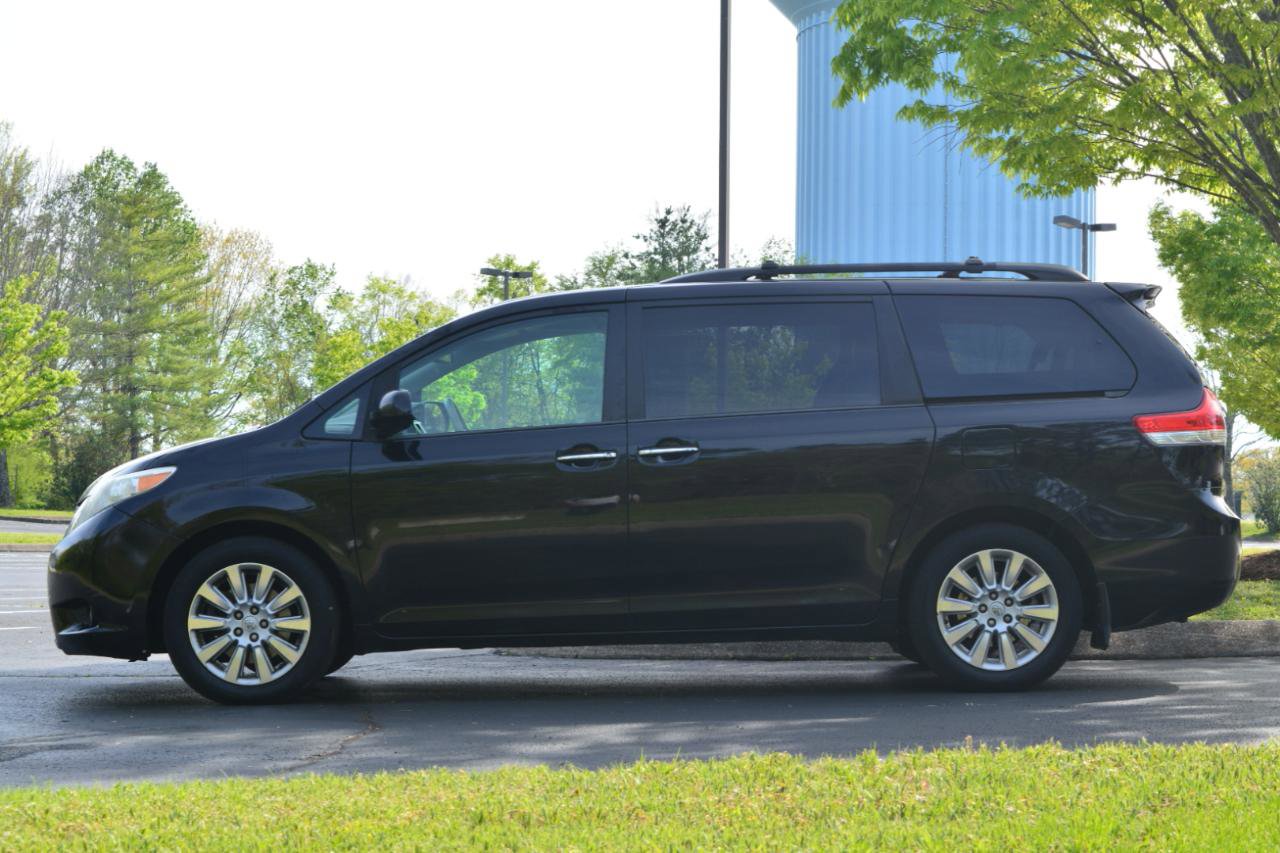Used 2014 Toyota Sienna XLE w/ Entertainment Package image 8