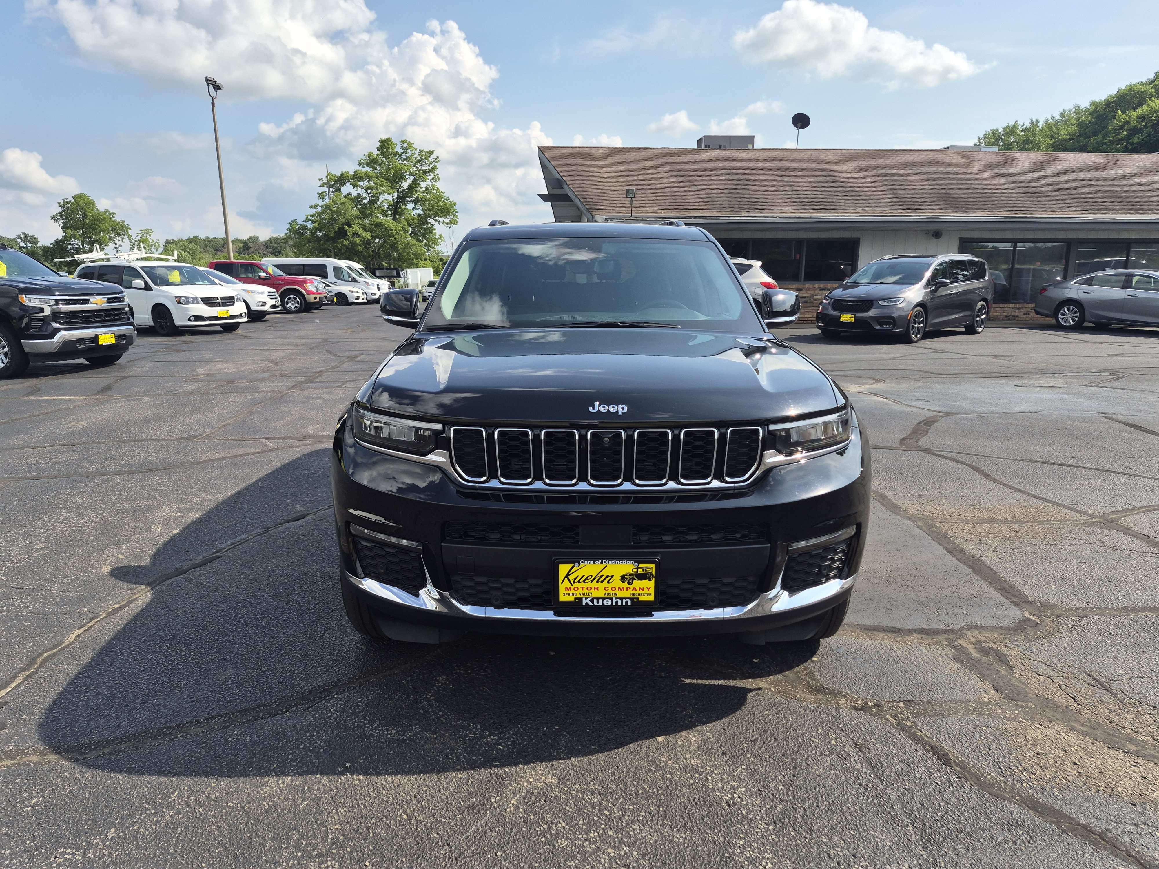 Used 2023 Jeep Grand Cherokee L Limited w/ Luxury Tech Group II AWD/4WD image 3