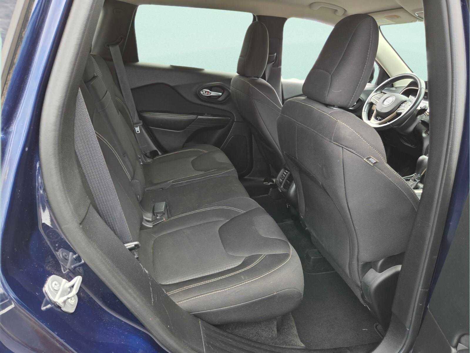 Used 2015 Jeep Cherokee Latitude w/ Comfort/Convenience Group FWD image 17