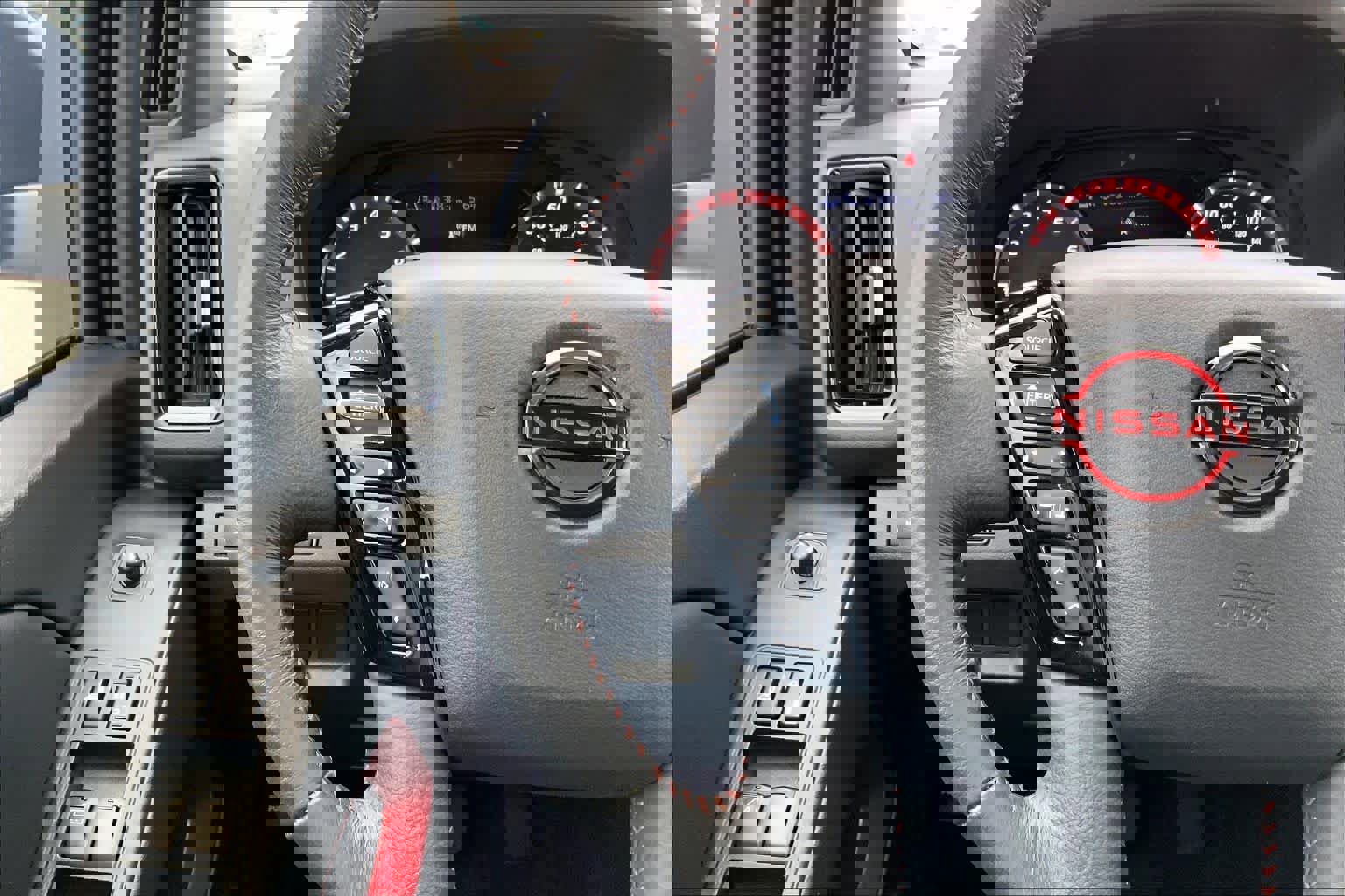 Used 2025 Nissan Frontier Pro-X RWD image 23