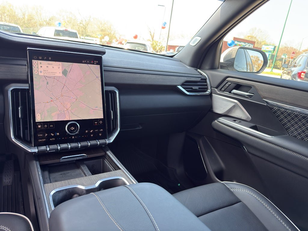 Used 2025 GMC Acadia Denali w/ Super Cruise Package FWD image 28