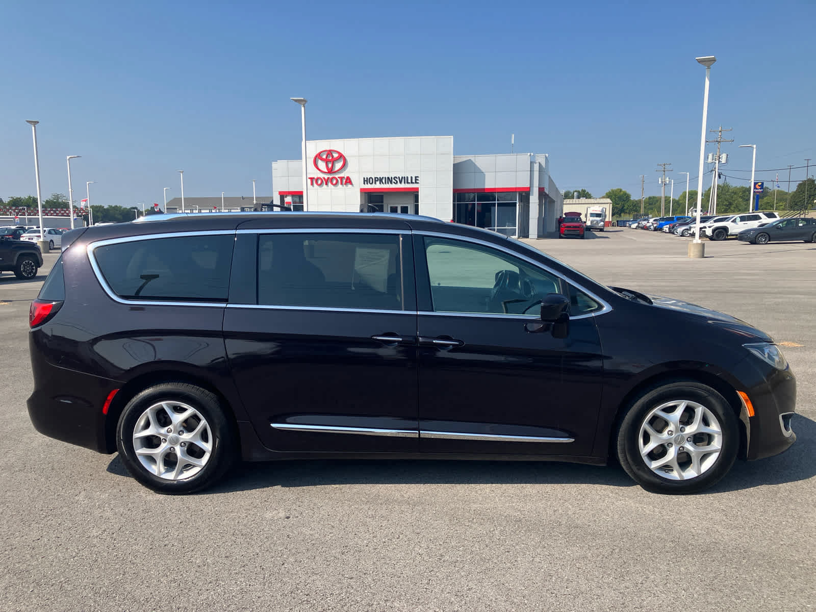 Used 2017 Chrysler Pacifica Touring-L Plus w/ Tire & Wheel Group FWD image 8