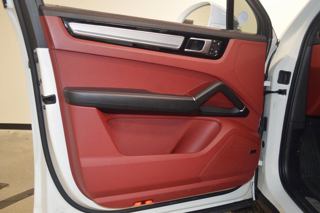 Certified 2023 Porsche Cayenne Platinum Edition image 17