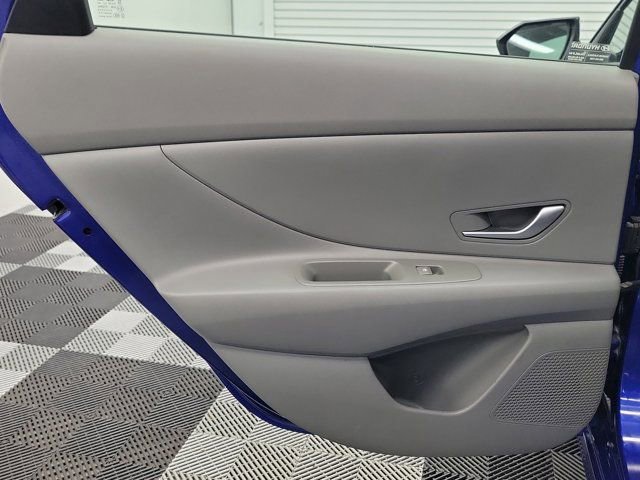 Used 2022 Hyundai Elantra SEL FWD image 17