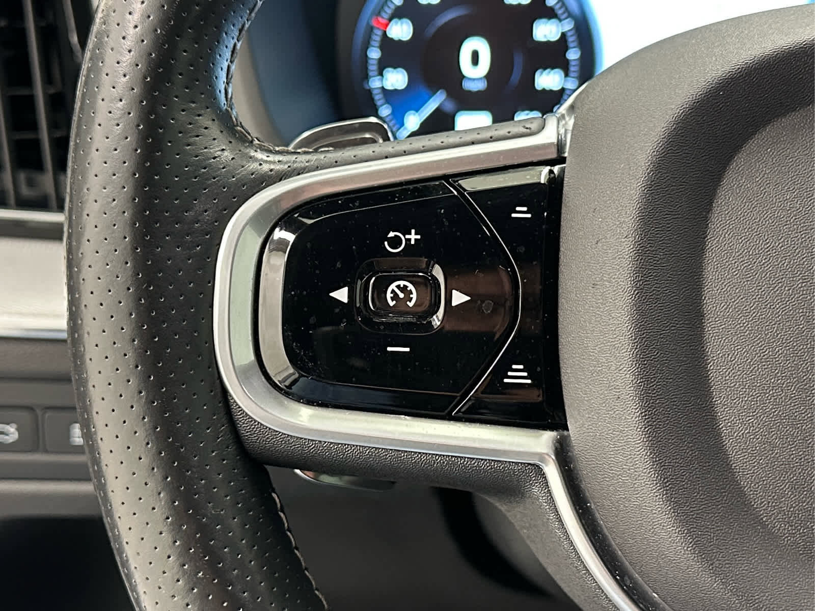 Used 2018 Volvo XC60 T8 R-Design w/ Convenience Package image 25