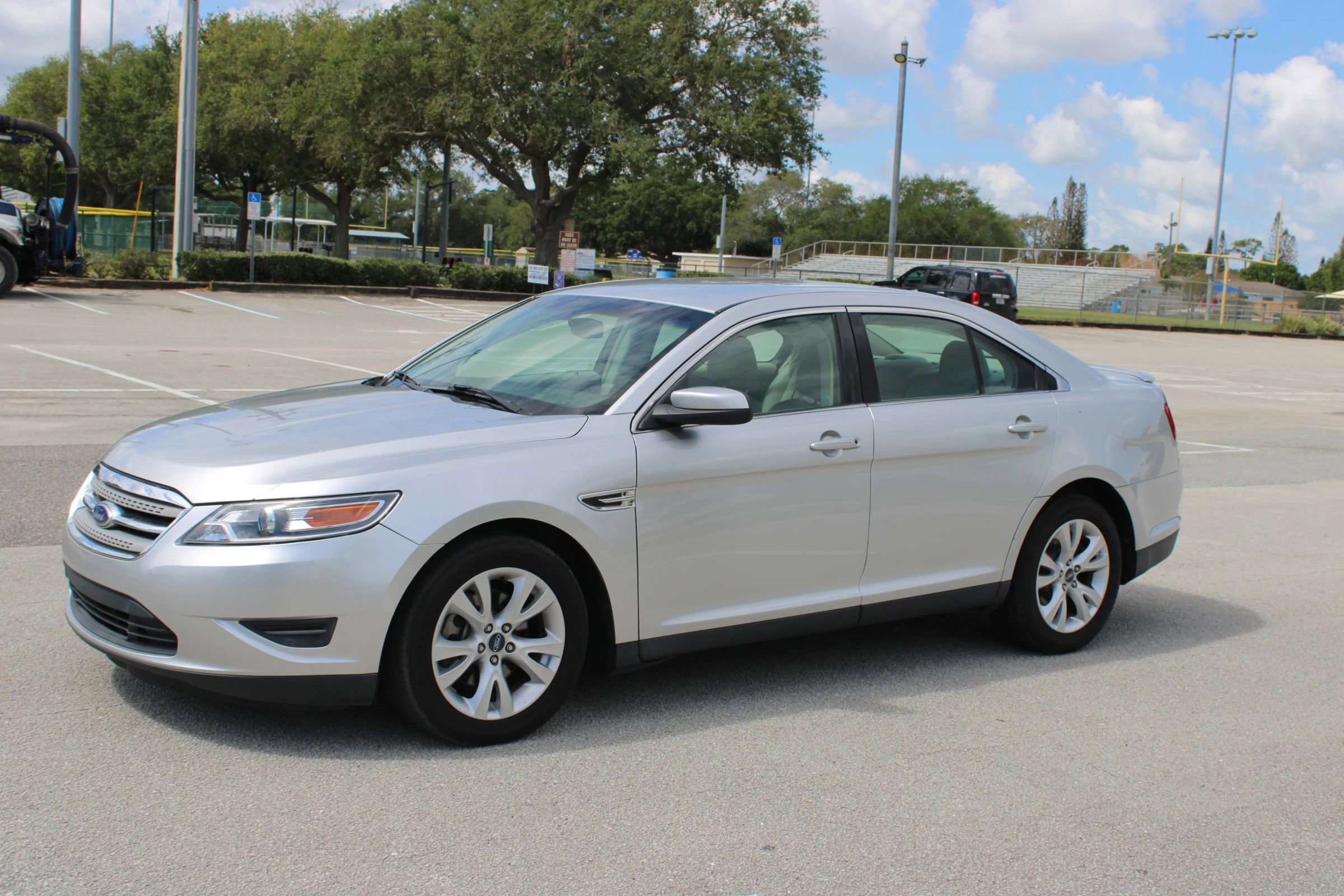Used 2012 Ford Taurus SEL FWD image 3