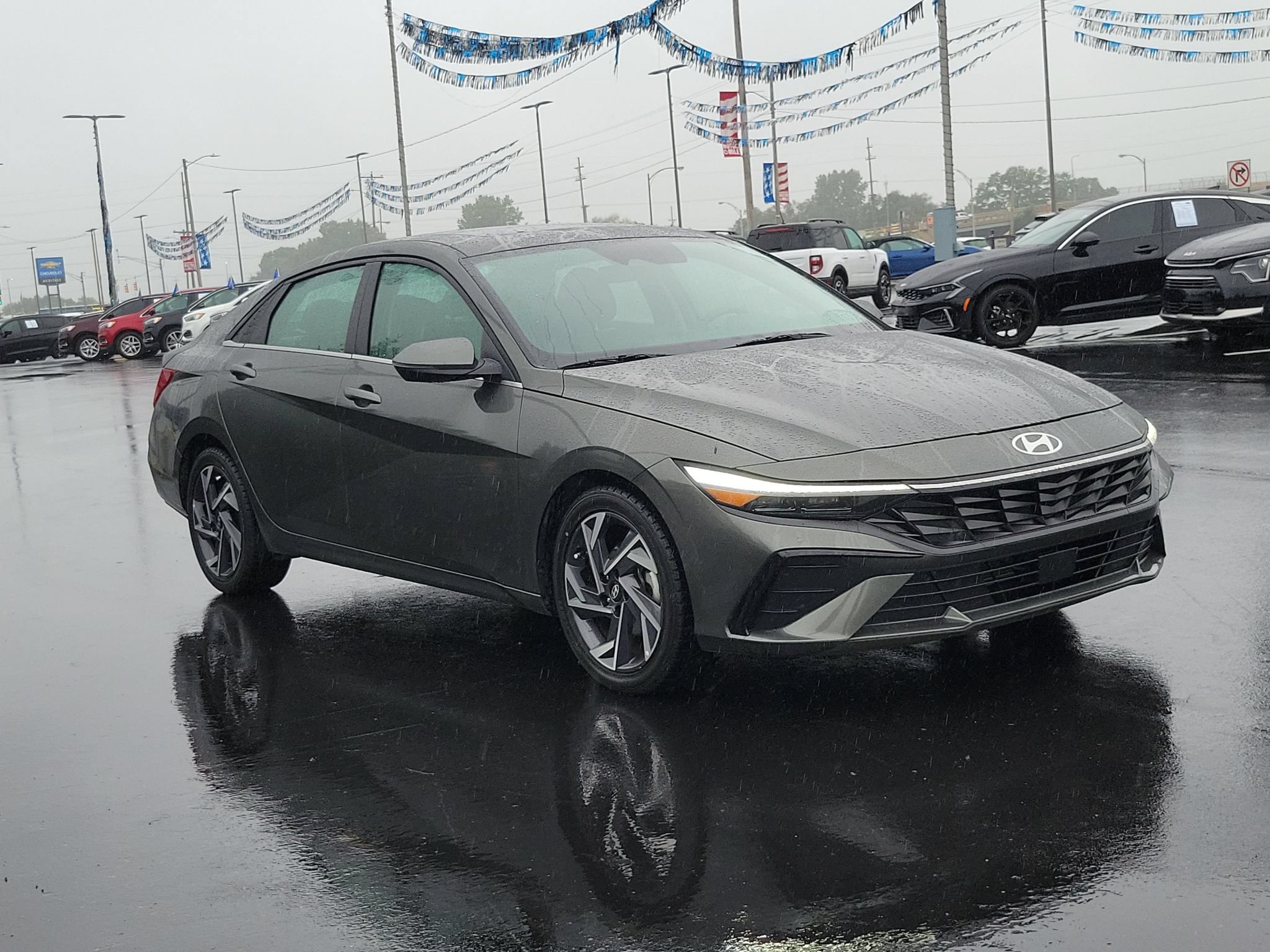 Used 2025 Hyundai Elantra Limited FWD image 2