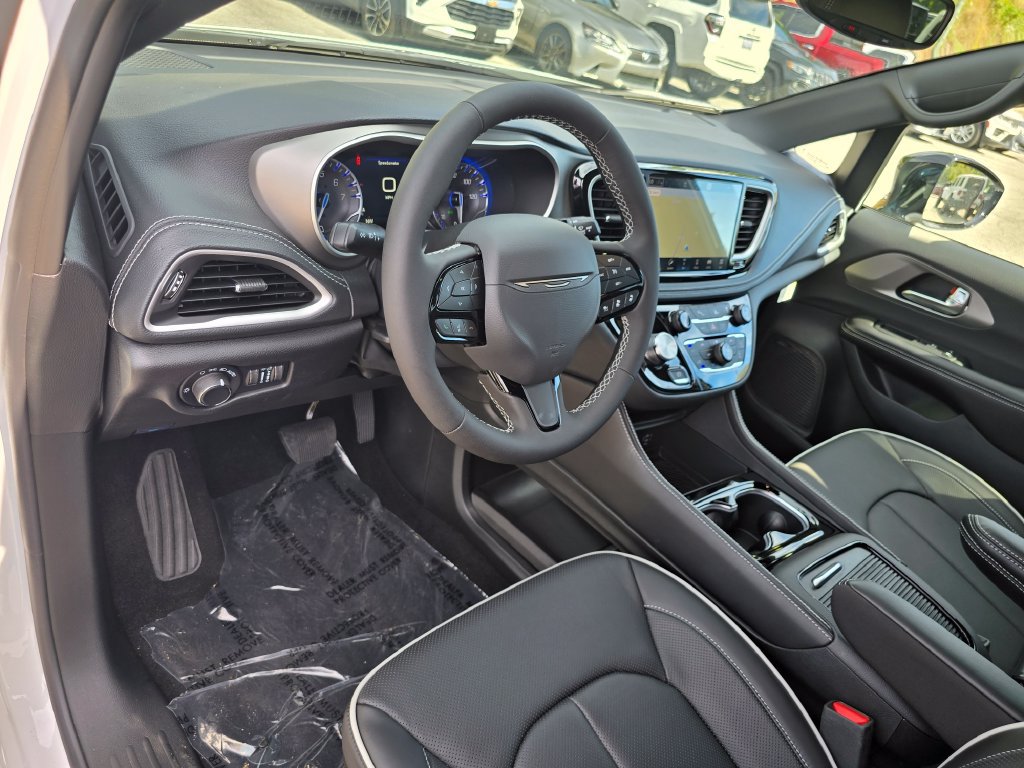 New 2027 Chrysler Pacifica Limited AWD/4WD image 24