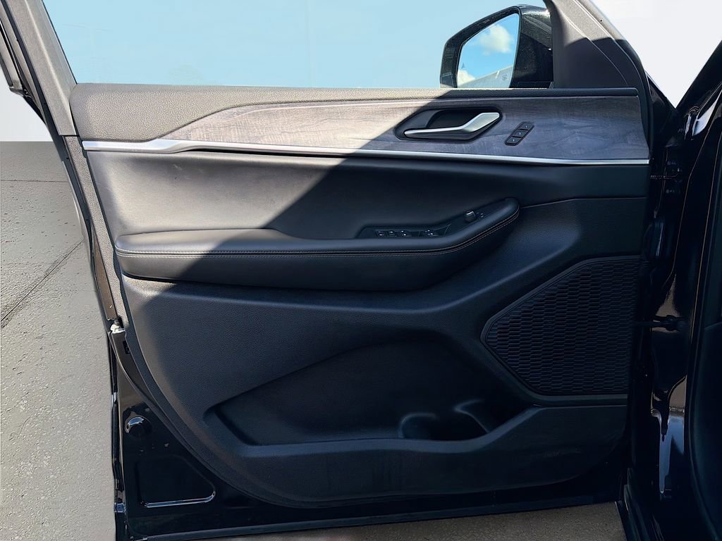 Used 2024 Jeep Grand Cherokee L Limited w/ Luxury Tech Group II image 26